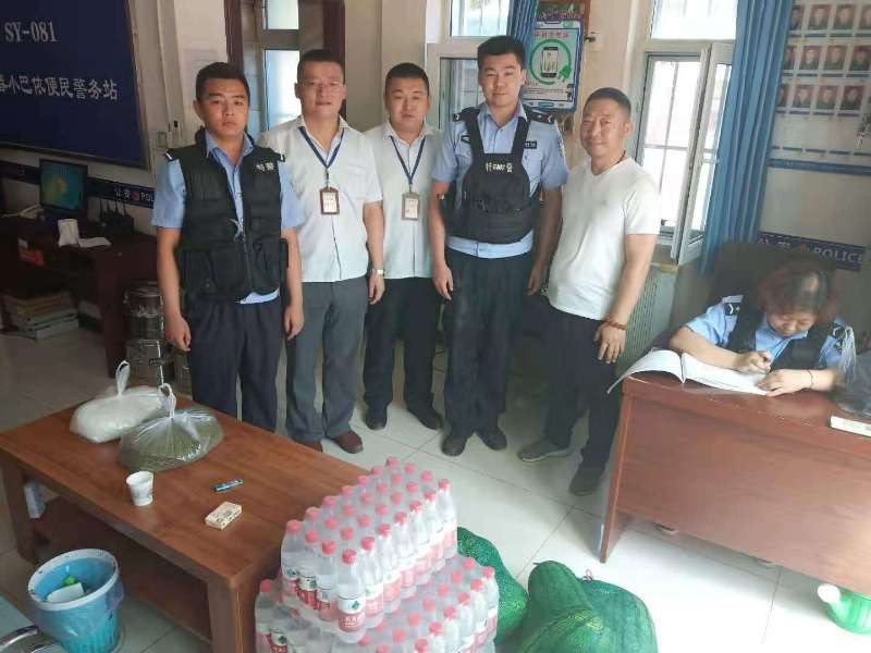 圖為：農貿市場(chǎng)治安辦慰問(wèn)警務(wù)室_副本.jpg