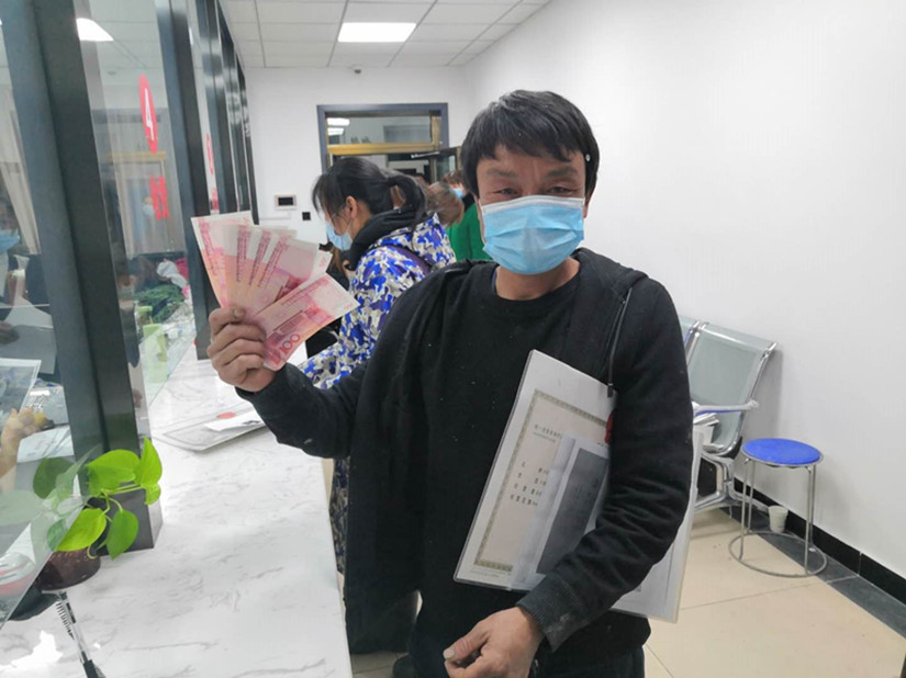 圖為：商戶(hù)領(lǐng)到補助金現場(chǎng)_副本.jpg