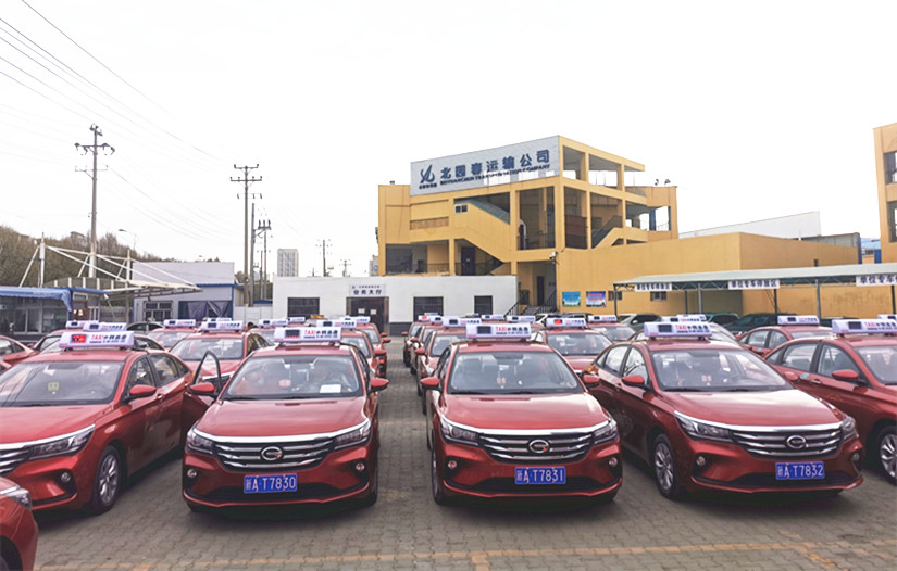 40輛車(chē)整齊擺放在公司院內，等待發(fā)車(chē)儀式_副本.jpg
