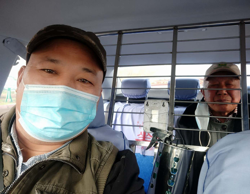 圖為：敬老愛(ài)老好的哥張繼軍師傅拉載老人去醫院_副本.jpg