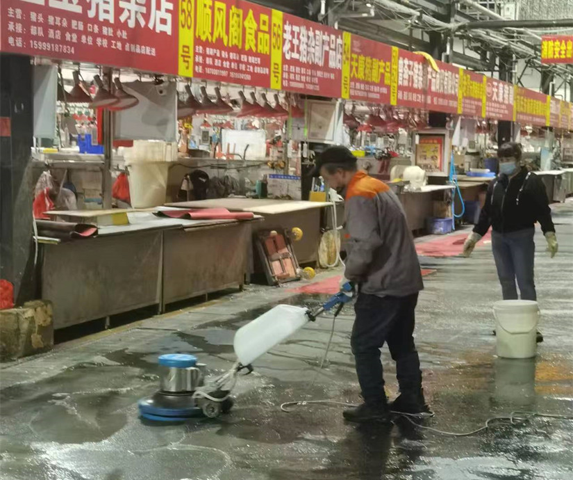 圖為：北園春副食市場(chǎng)節前給豬肉交易大棚消毒清潔衛生（三.3）_副本.jpg